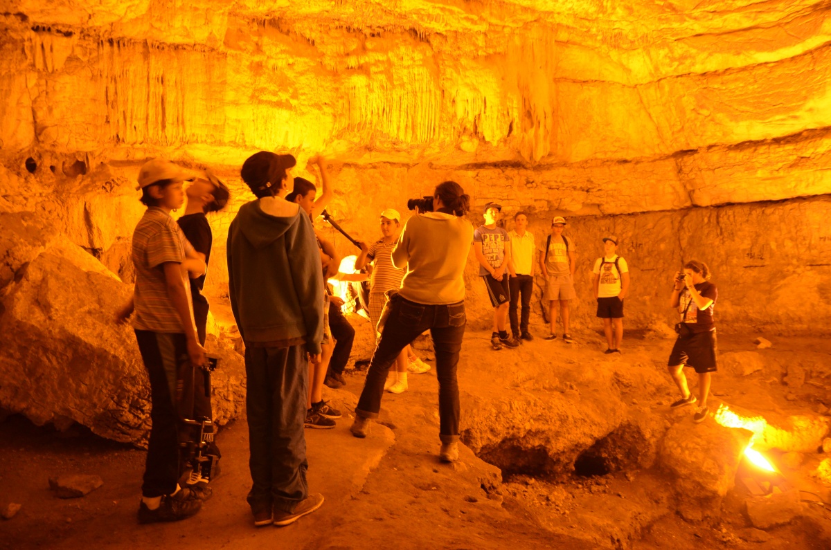 ados visitant la grotte de la bonne Baume (crédit photo: Le Cénographe)