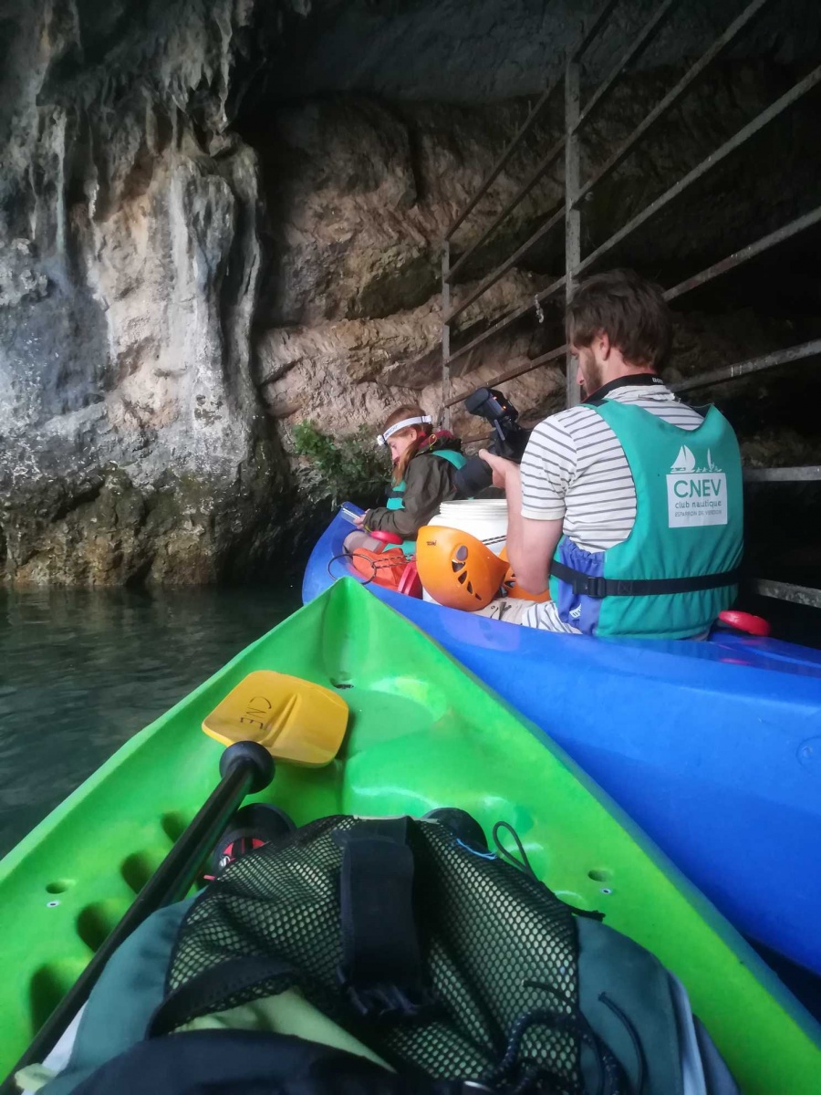 Comptage des chauves-souris par le Groupe chiroptères de Provence (GCP). Les canoés sont positionnés à l’entrée de la grotte. Allongés dans les canoés, pour visualiser le plafond de la grotte, et munis de compteurs manuels et de détecteurs d’ultrasons, les responsables du suivi comptent les chauves-souris qui sortent à la tombée de la nuit. (Anne Ferment, PNR Verdon)