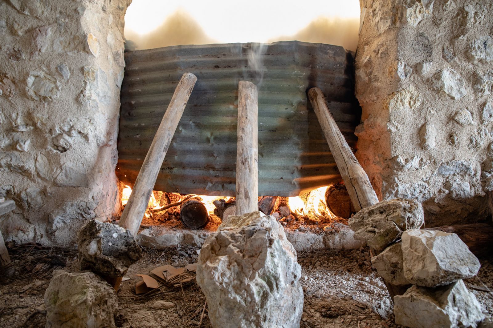 Cuisson du gypse à la plâtrière de Saint-Jurs (D.Bruschi, 2022)